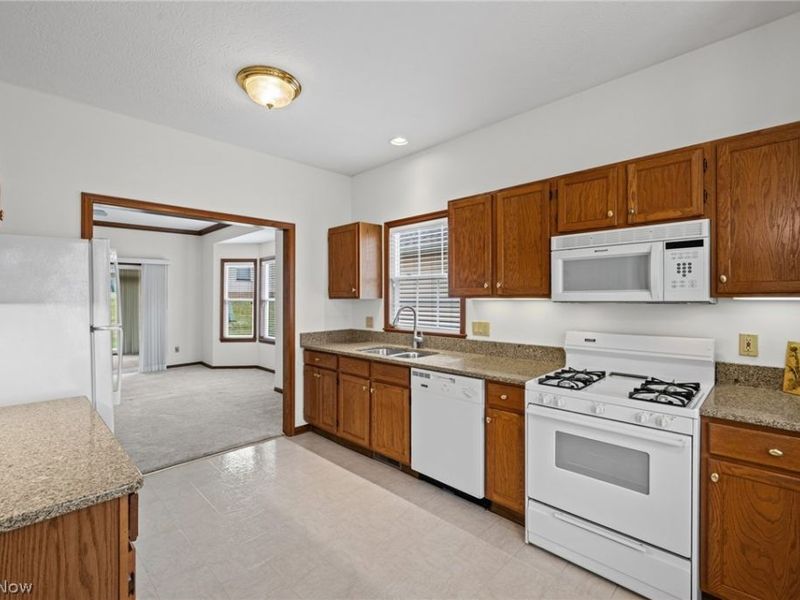 215 Village Drive, Unit 28, Seven Hills, OH 44131 Photo 5