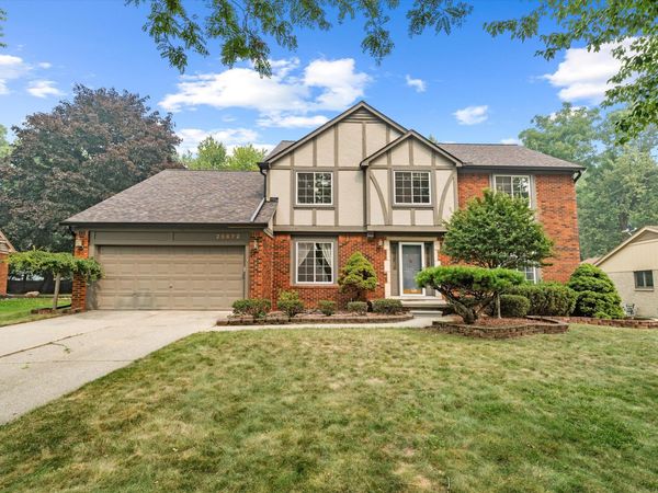 25872 Hunt Club Boulevard, Farmington, MI 48335
