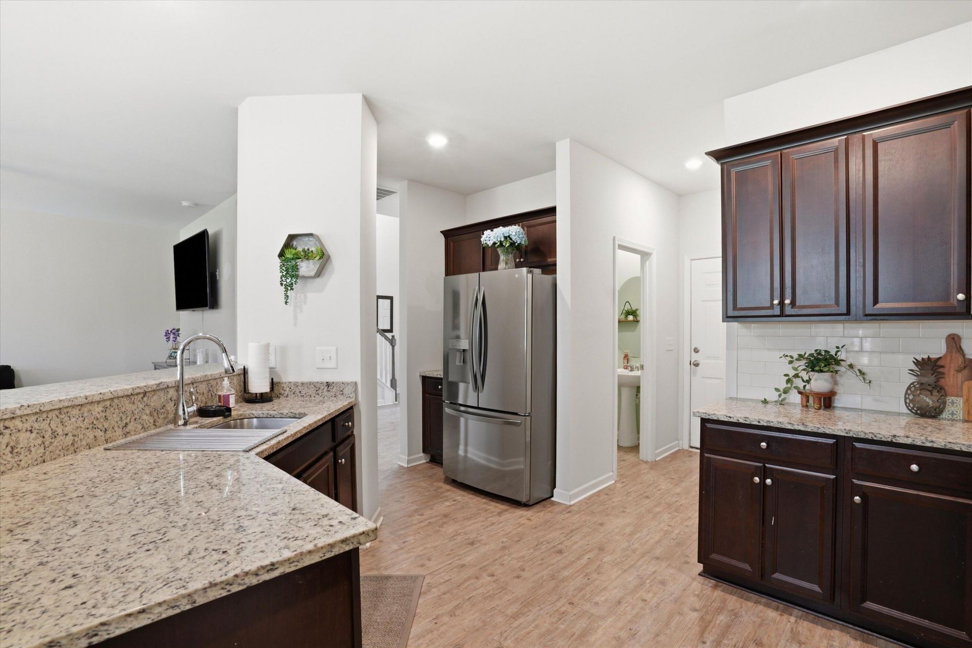 805 Redbud Lane Photo 4