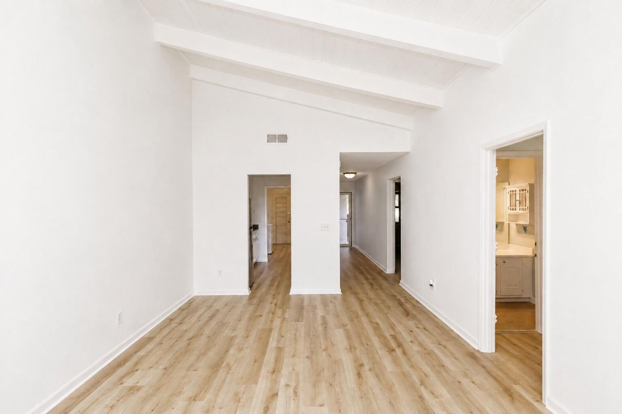 101 Ventura Place Photo 16