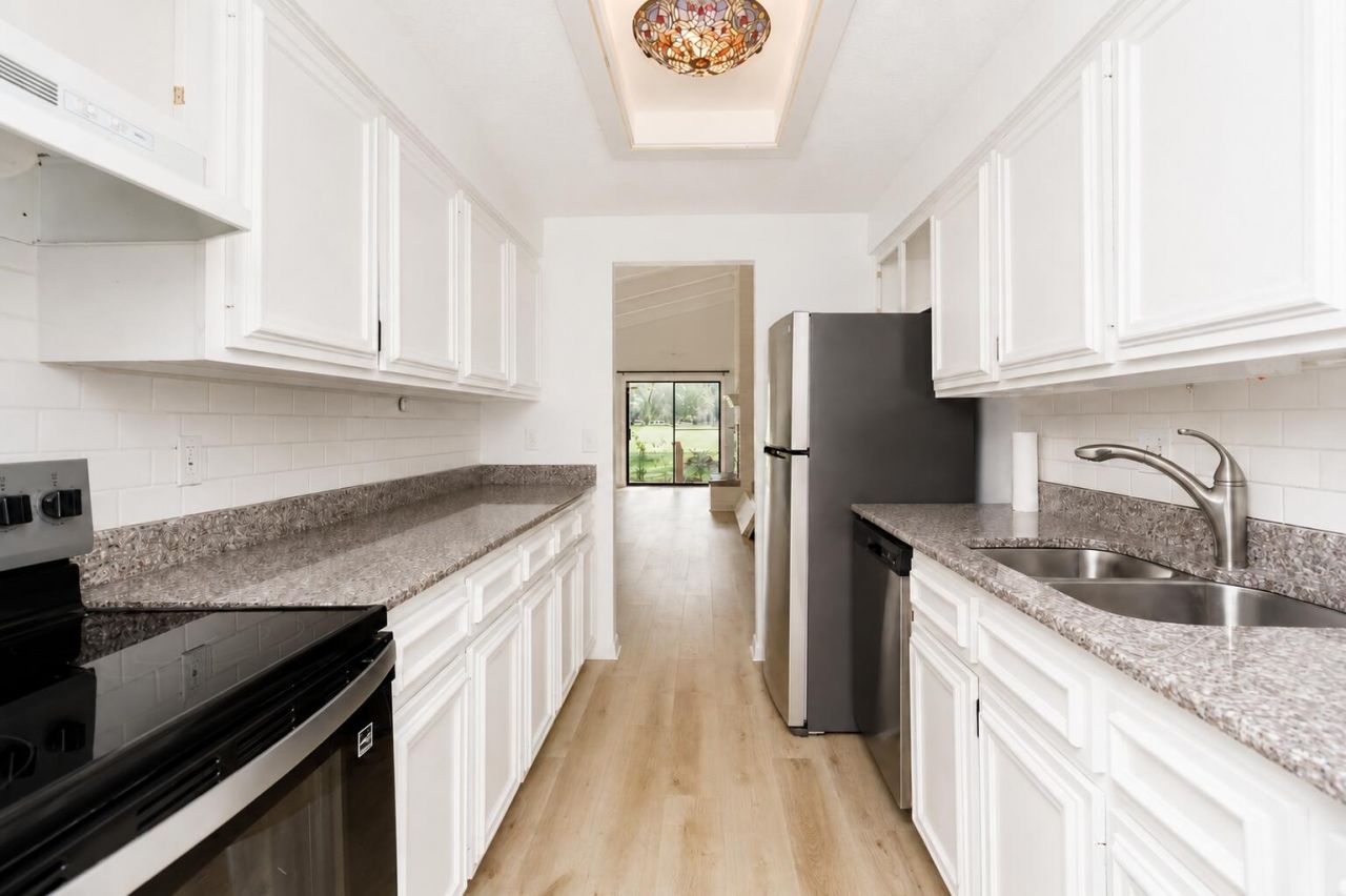 101 Ventura Place Photo 22
