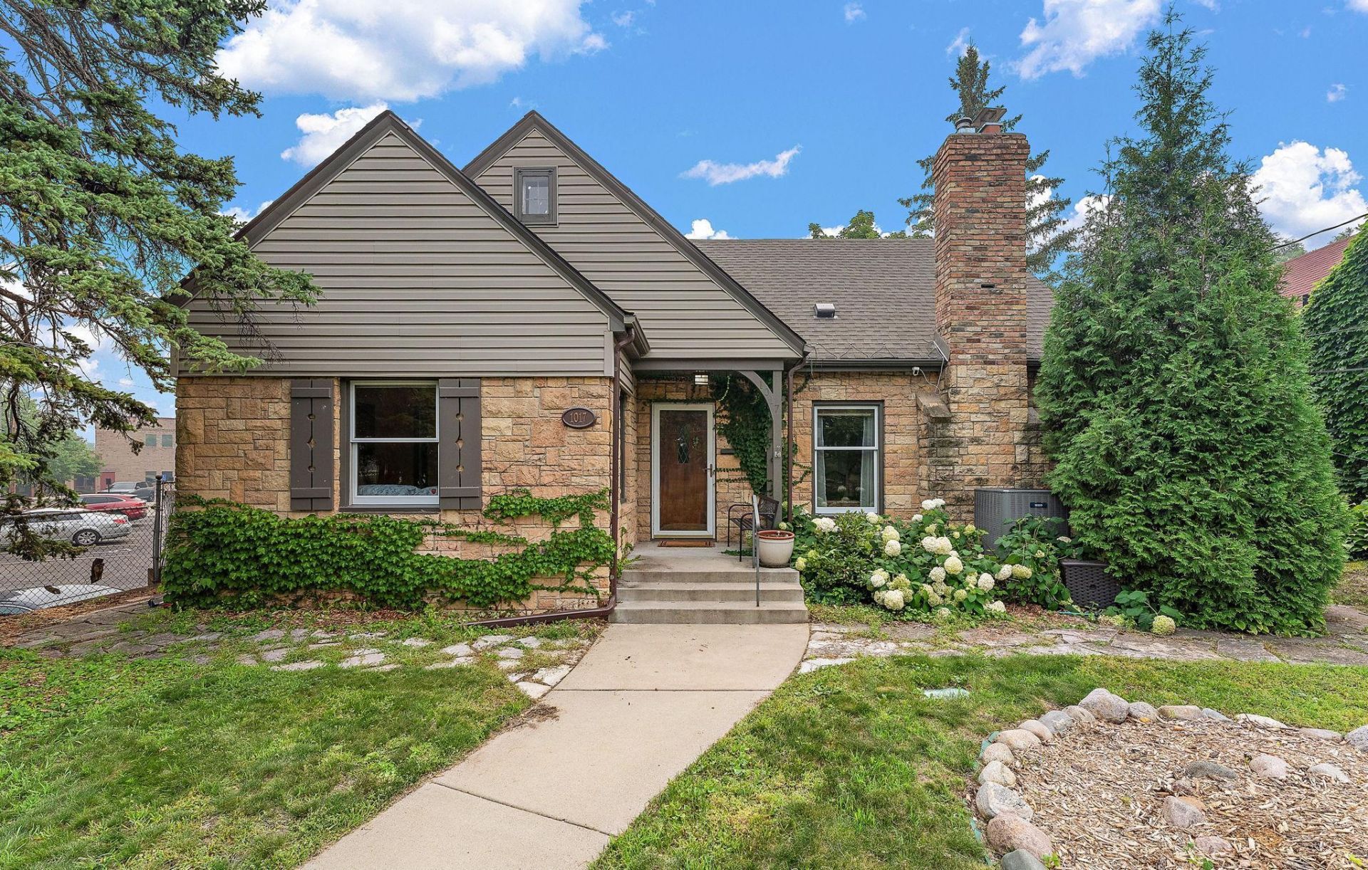 1017 Thomas Avenue S Minneapolis, MN 55405