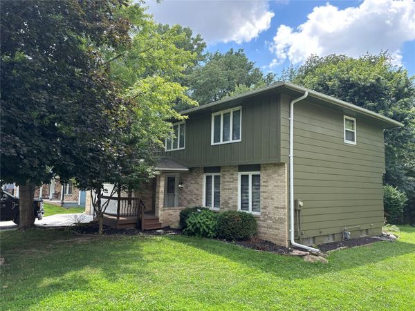 1622 NW 109th Street , Clive, IA 50325