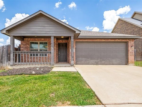 3001 San Martin Drive, Arlington, TX 76010