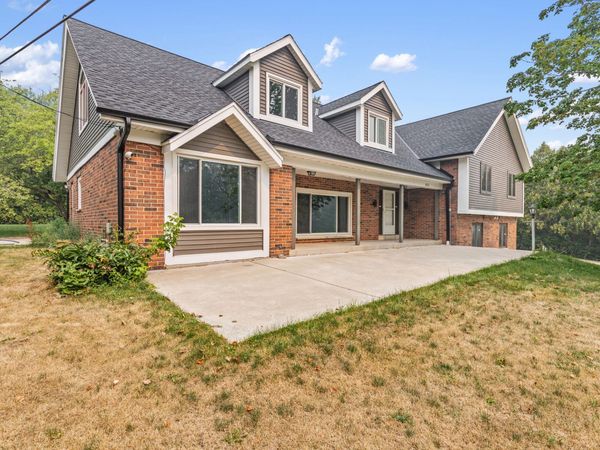 2003 S Valley Spring Dr, New Berlin, WI 53151