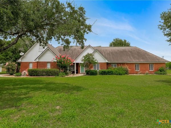 80 Hunters Way, Victoria, TX 77904