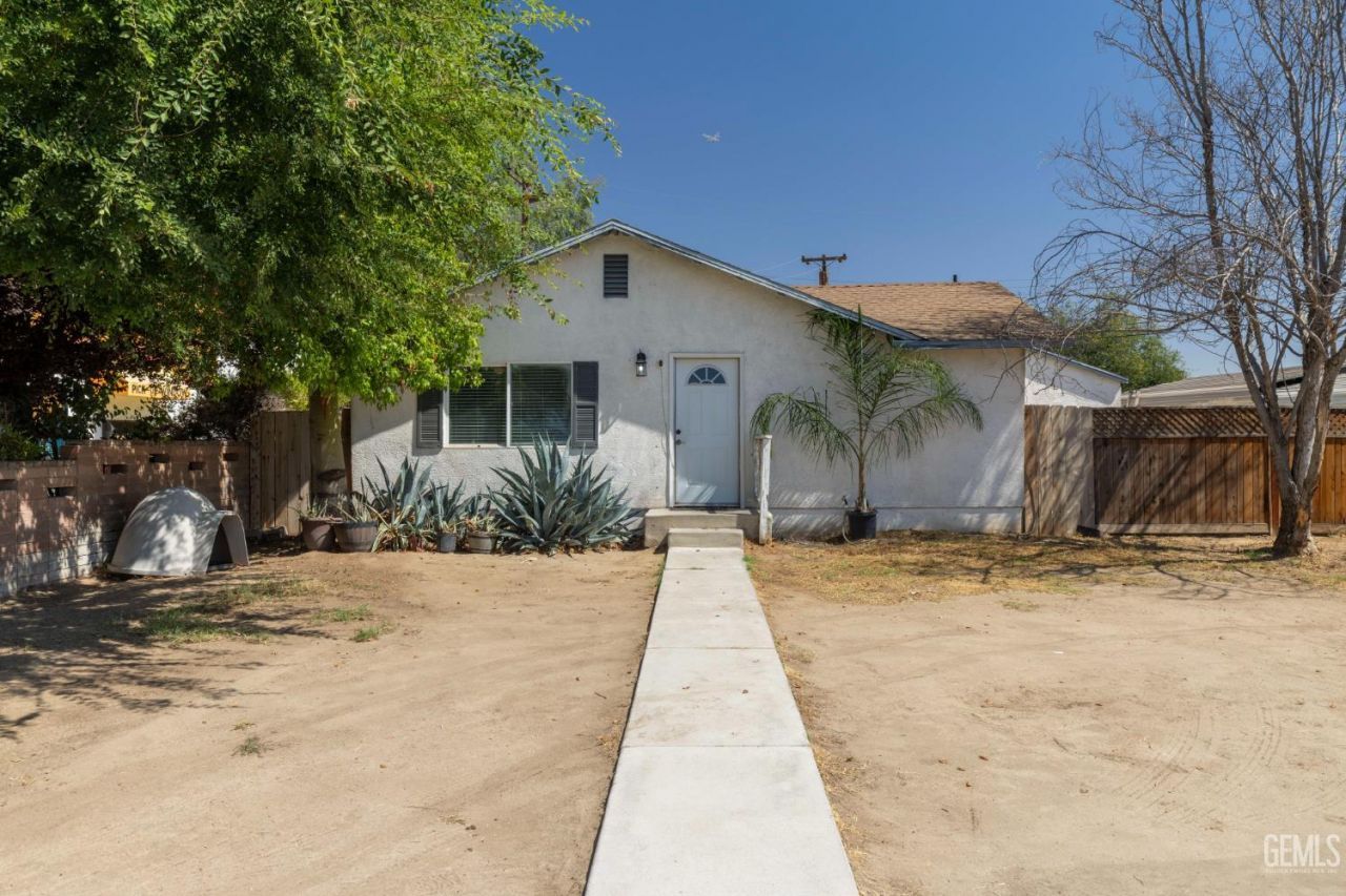 818 Decatur Street, Bakersfield, CA 93308 Main Photo