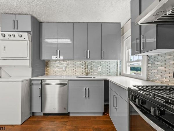 22 Meeker Pl, Millburn, NJ 07041