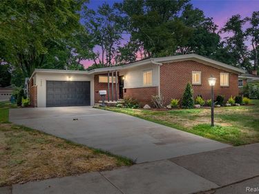 1050 Brooklawn Drive, Troy, MI 48084
