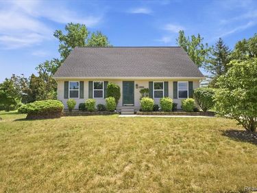 879 Barren Oaks Drive, Pontiac, MI 48341