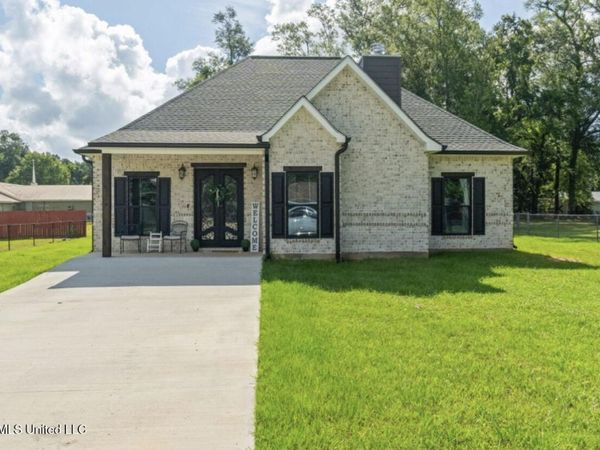 207 S Jackson Avenue, Picayune, MS 39466