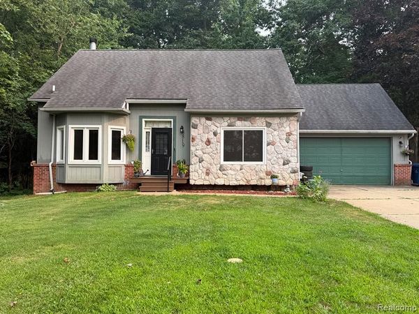8819 Woodshire Drive, White Lake Twp, MI 48386