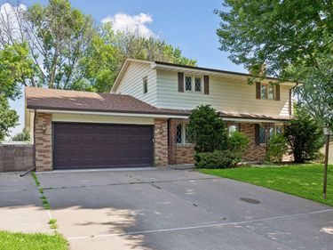 9116 34 1/2 Avenue N, New Hope, MN 55427