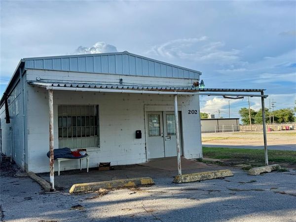 202 W Iowa Avenue, Chickasha, OK 73018