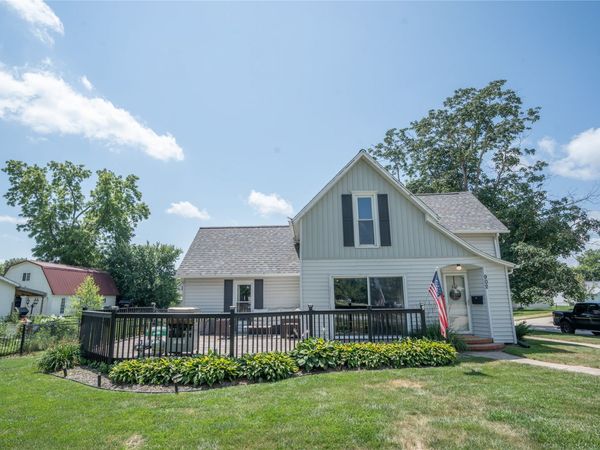902 E Court Avenue , Winterset, IA 50273