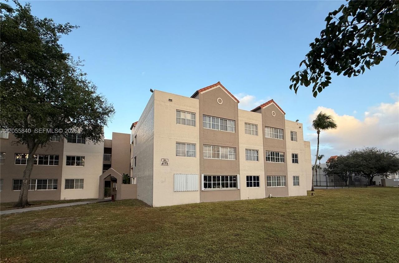 6175 NW 186th St , Unit 104, Hialeah, FL 33015 Photo