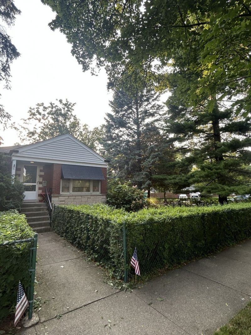 7030 N Ionia Avenue , Chicago, IL 60646