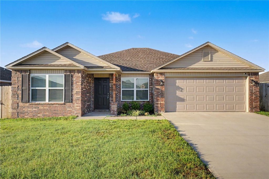 912 W Aiden Drive, Siloam Springs, AR 72761 Main Photo
