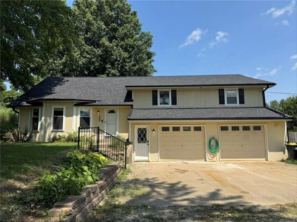508 Maple Lane, Lansing, KS 66043