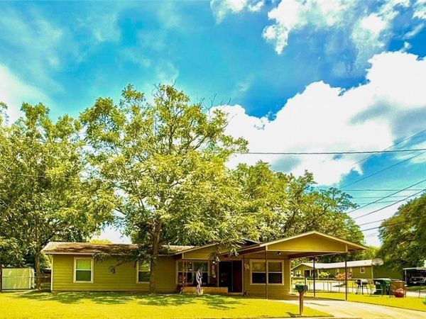 203 W Koether Street , Shiner, TX 77984
