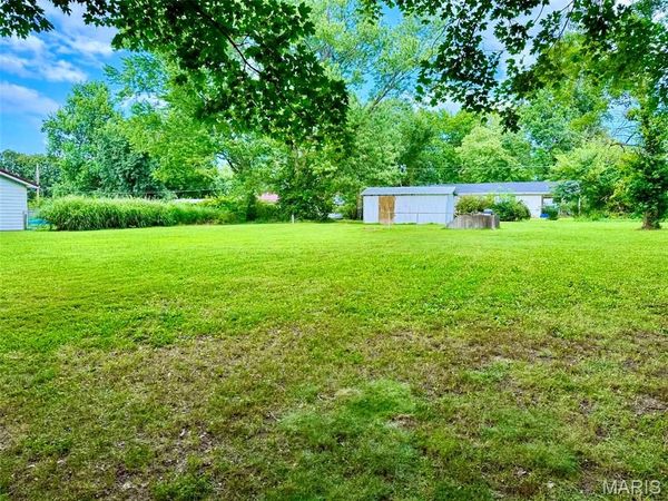 320 Quaker Avenue , Houston, MO 65483