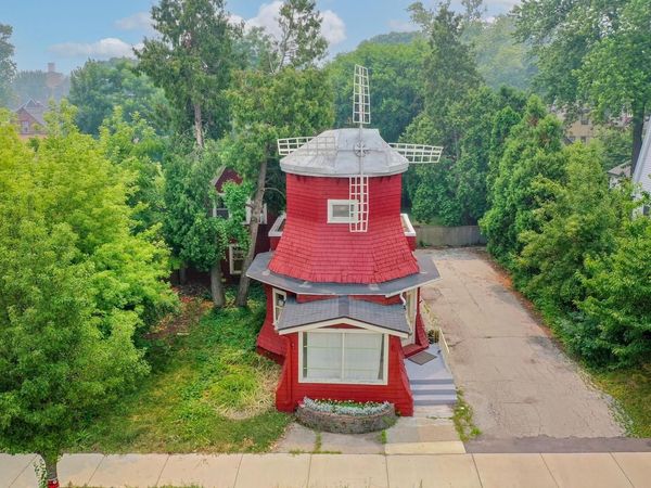319 E Howard AVENUE, Milwaukee, WI 53207