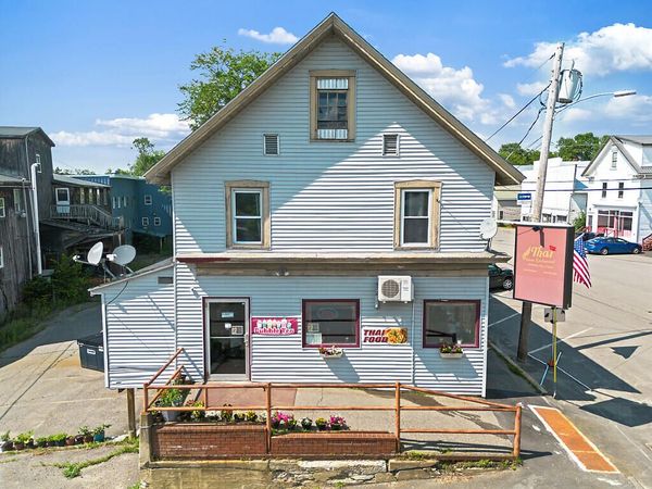 8 Commercial Street , Hartland, ME 04943