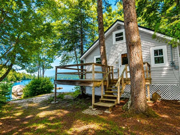 958 Old Ferry Road , Hartland, ME 04943