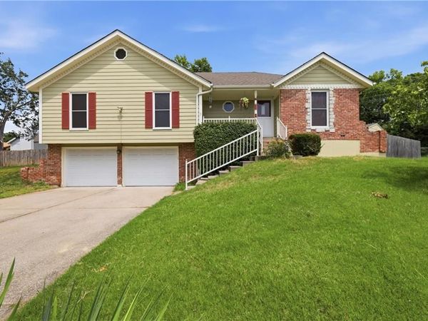 415 SE Bent Tree Drive, Blue Springs, MO 64014