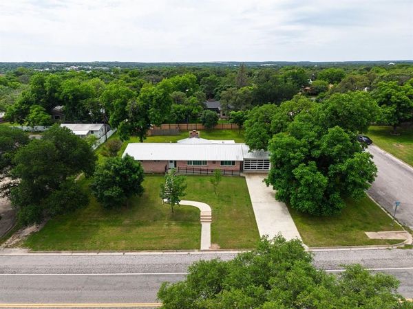 708 W North Avenue , Lampasas, TX 76550