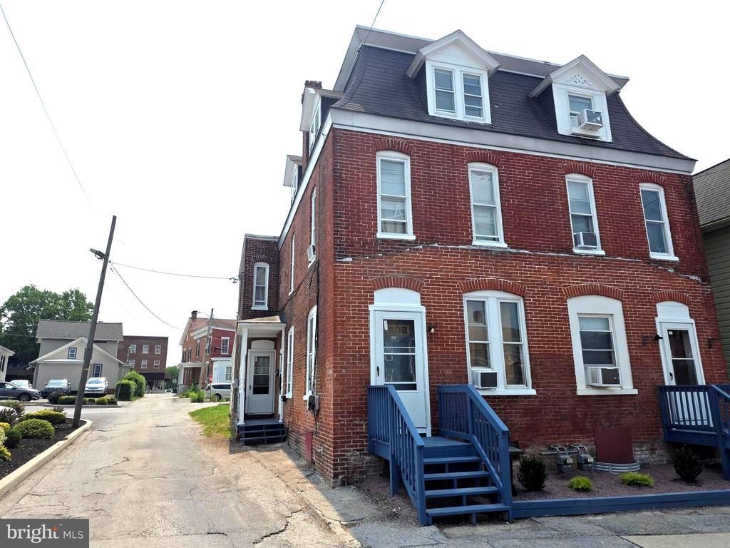 131 133 E Chestnut Street, Hanover, PA 17331 Main Photo