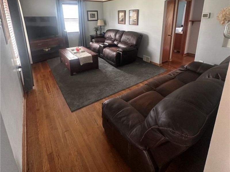 5502 Renwood Drive, Parma, OH 44129 Photo 4