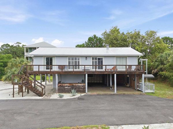 1038 Magnolia Ln, Gulf Breeze, FL 32563
