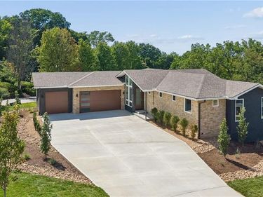 5870 Chateau Court, Parkville, MO 64152