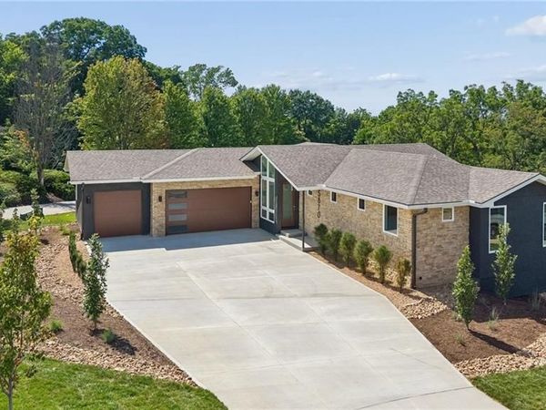 5870 Chateau Court, Parkville, MO 64152