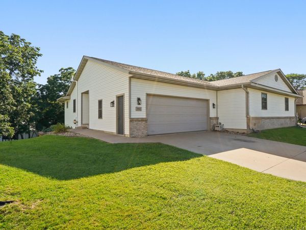 1041 Kristy Ln, Onalaska, WI 54650