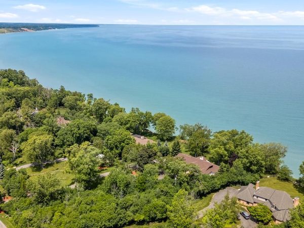 11272 N Lakeview PLACE, Mequon, WI 53092
