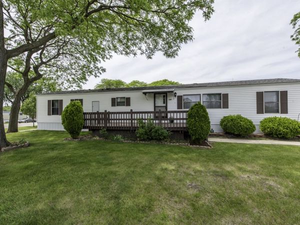 696 Birch Avenue , Park City, IL 60085