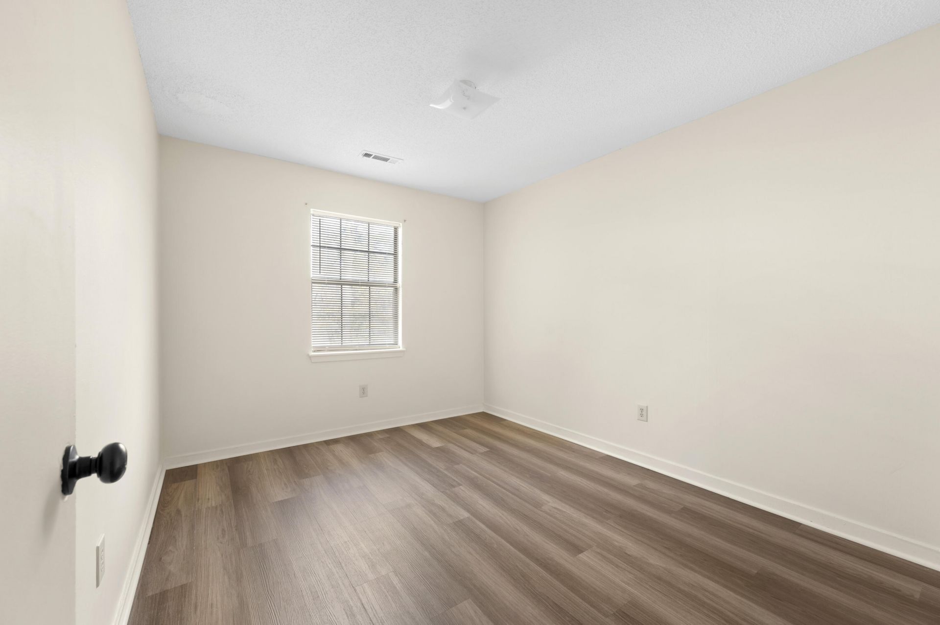 1202 Bexley Street Photo 8