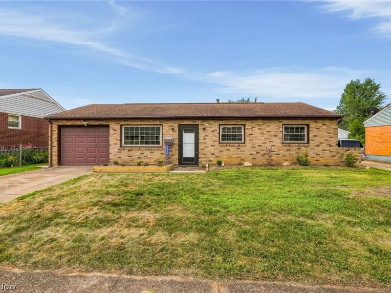 2446 Regentview Street NE, Canton, OH 44705 Photo 1
