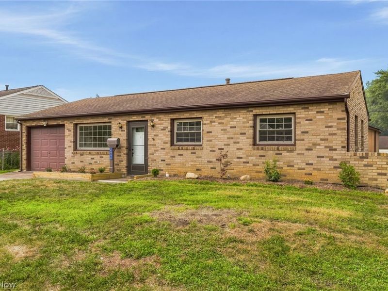 2446 Regentview Street NE, Canton, OH 44705 Photo 2