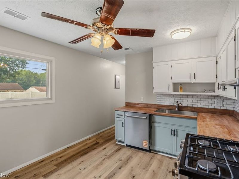 2446 Regentview Street NE, Canton, OH 44705 Photo 9