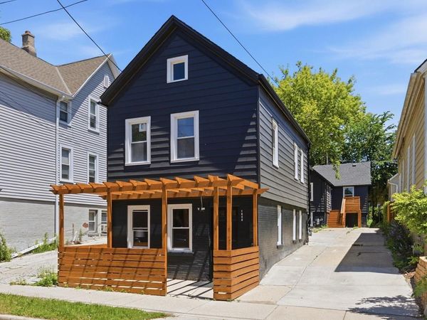 1850 N Warren AVENUE, Milwaukee, WI 53202