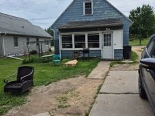 628 13th Avenue , Clinton, IA 52732