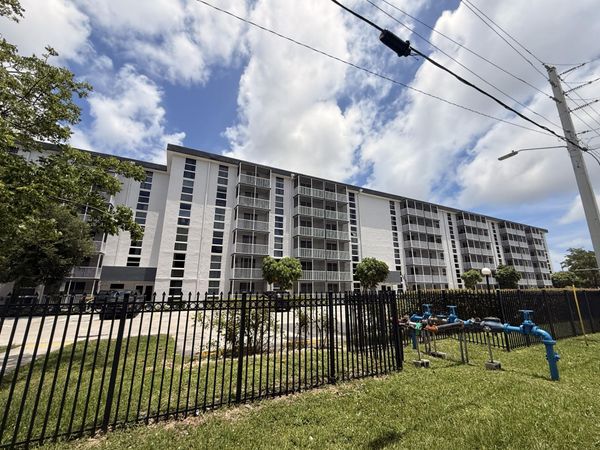 16950 W Dixie Highway, Unit A226, North Miami Beach, FL 33160