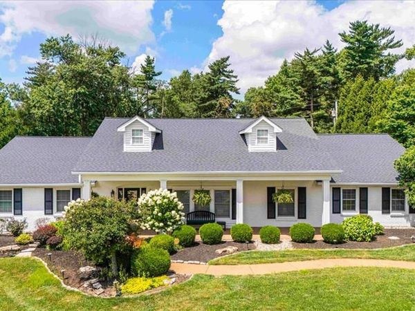 1831 Camberly Road, Des Peres, MO 63131