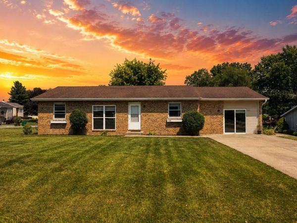 4040 Kingsway Drive , Crown Point, IN 46307