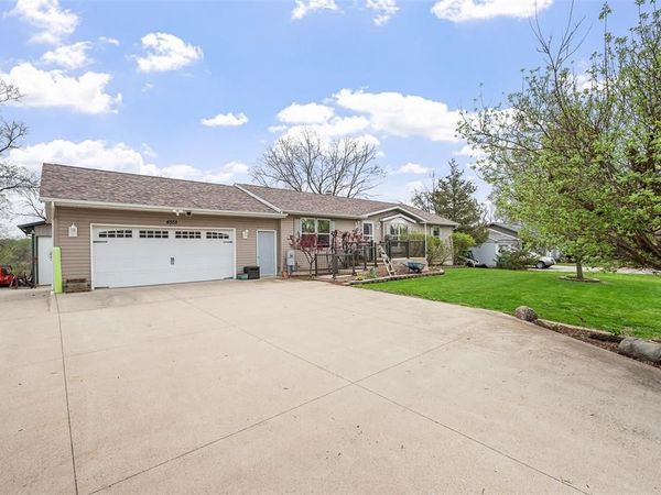 4555 NE 34th Court , Des Moines, IA 50317