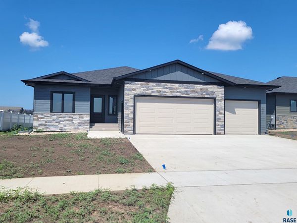 825 Sallie Ave, Harrisburg, SD 57032