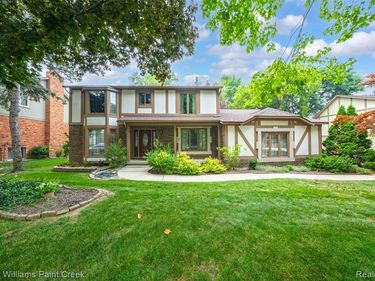 1077 Maple Leaf Drive, Rochester Hills, MI 48309